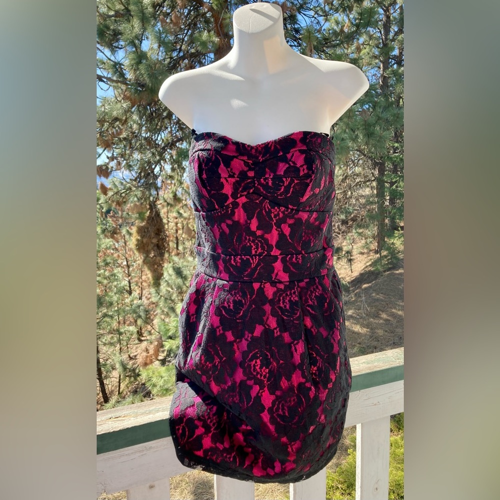 Elegant Strapless Black and Pink Lace Dress with pockets